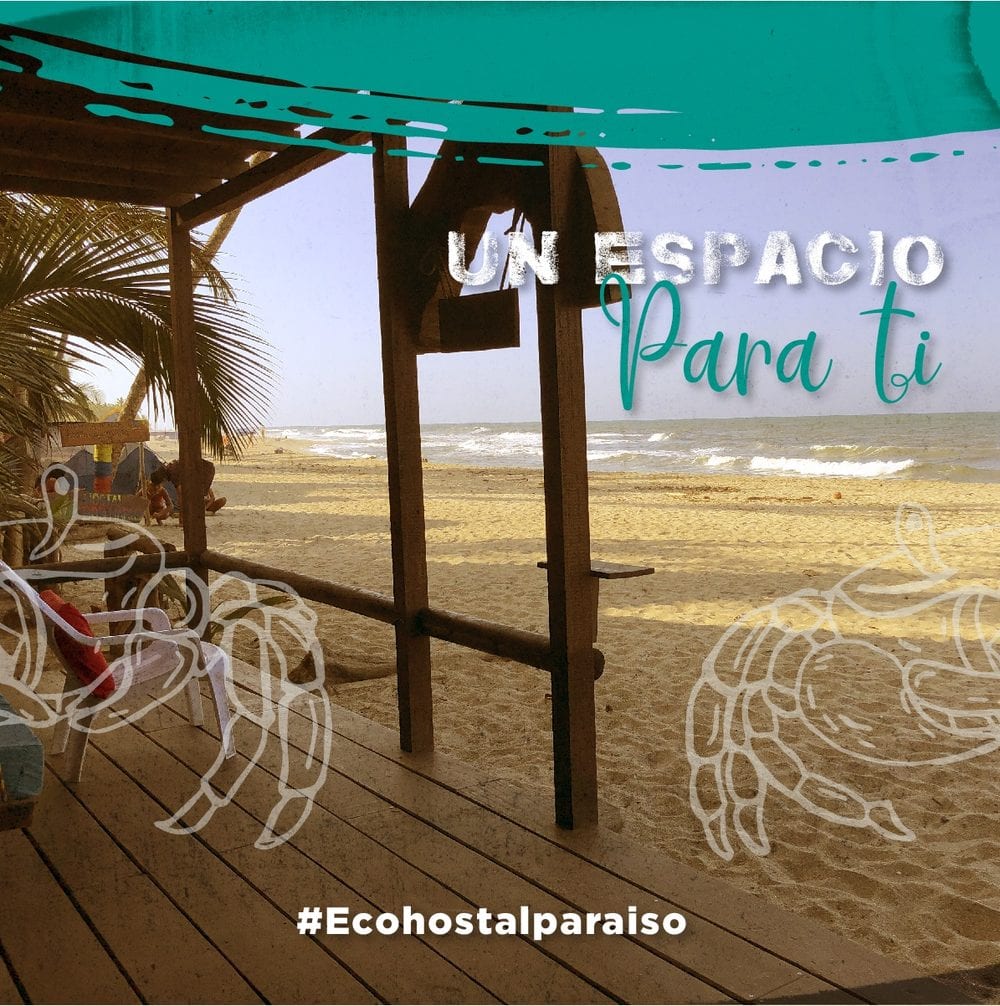 Un espacio para ti: zona de descanso del hostal frente a la playa