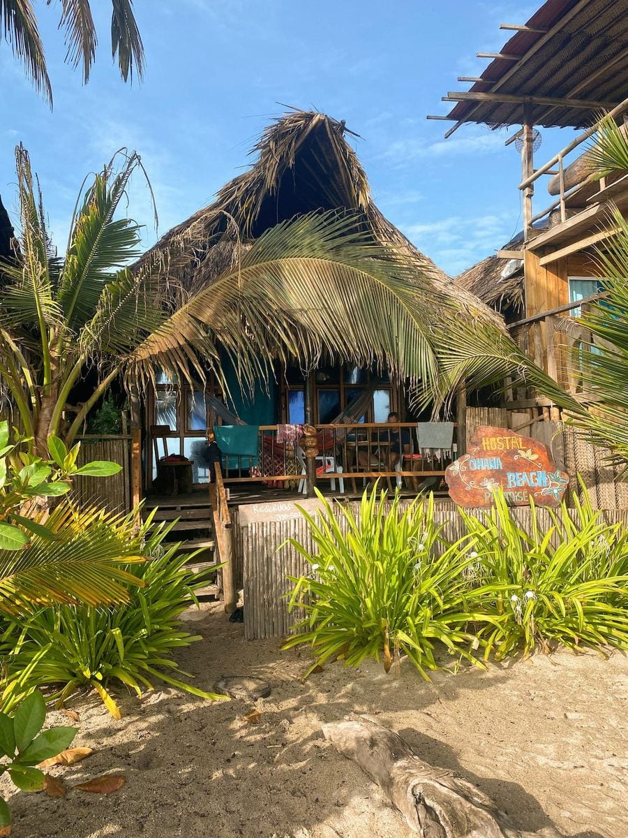 Fachada de la Cabaña de Pescador entre palmeras