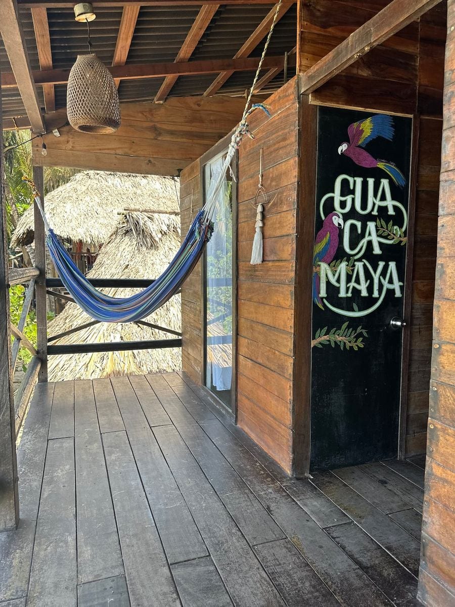 Entrada de la habitación Guacamaya con hamaca y letrero pintado